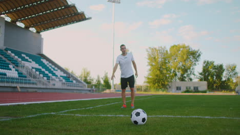 Cámara-Lenta:-Jugador-De-Fútbol-Pateando-Una-Pelota.-Patada-De-ángulo-Bajo-Por-Parte-De-Un-Jugador-De-Fútbol.-Jugador-De-Fútbol-Profesional-A-Punto-De-Patear-Fútbol-Durante-Un-Partido-De-Fútbol